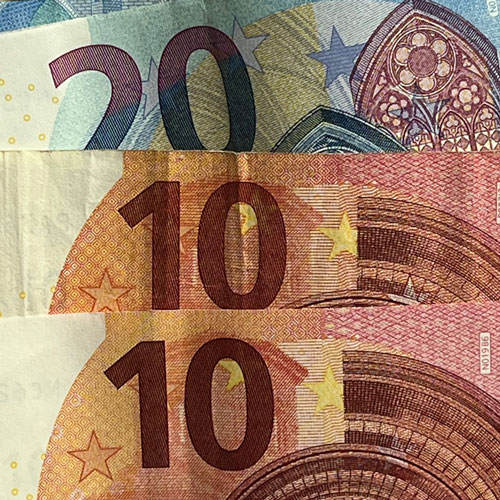 Take Euros notes or credit cards to Munich?