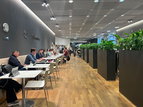 the more formal / work area in Lufthansa's Business Class lounge in Munich